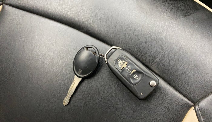 2017 Tata Tiago XZ PETROL, Petrol, Manual, 93,785 km, Key Close Up