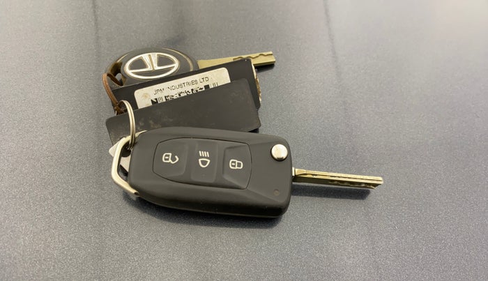 2021 Tata ALTROZ XM PLUS PETROL, Petrol, Manual, 7,310 km, Key Close Up