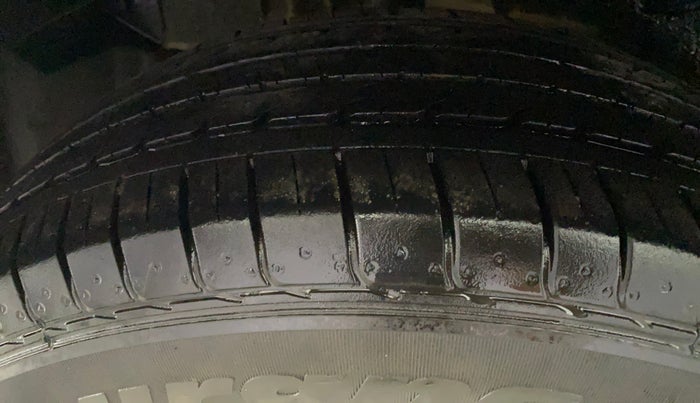 2020 Tata NEXON XZA PLUS (O) PETROL DUAL TONE, Petrol, Automatic, 82,057 km, Right Rear Tyre Tread