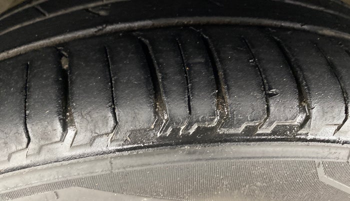 2015 Hyundai Xcent SX AT 1.2 (O), Petrol, Automatic, 50,093 km, Left Front Tyre Tread