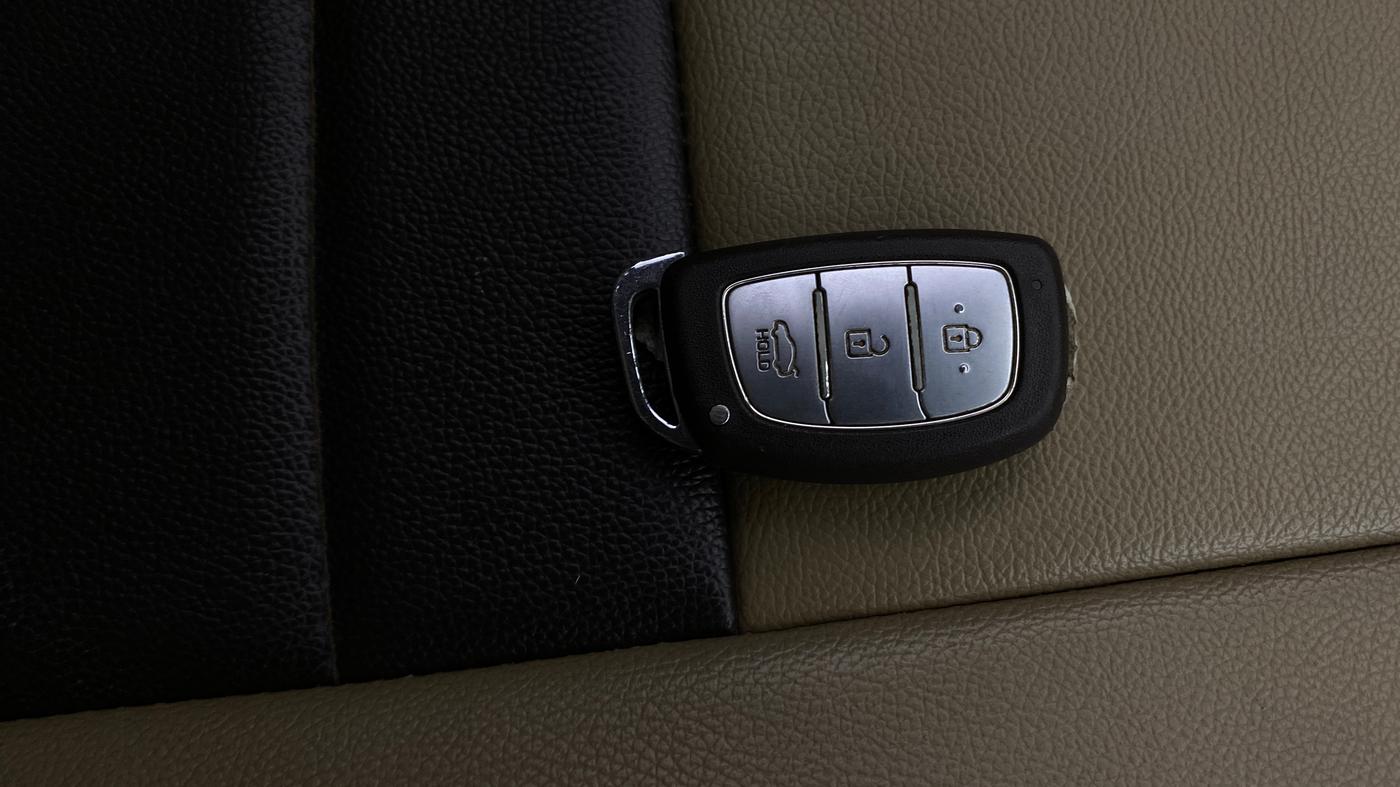 2015 Hyundai Xcent SX AT 1.2 (O), Petrol, Automatic, 50,093 km, Key Close Up