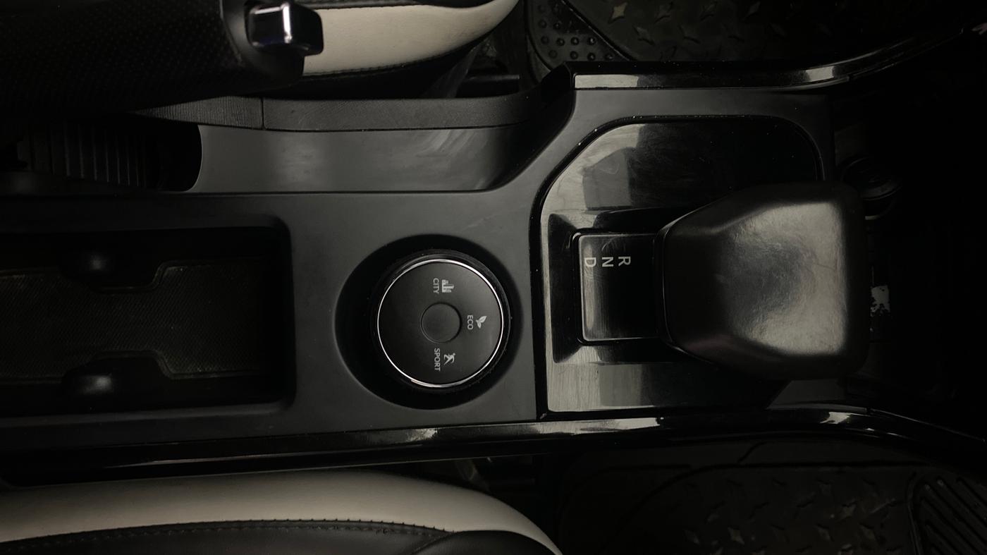 2024 Tata NEXON CREATIVE+ SUNROOF AMT DUAL TONE 1.2 PETROL, Petrol, Automatic, 15,620 km, Gear Lever