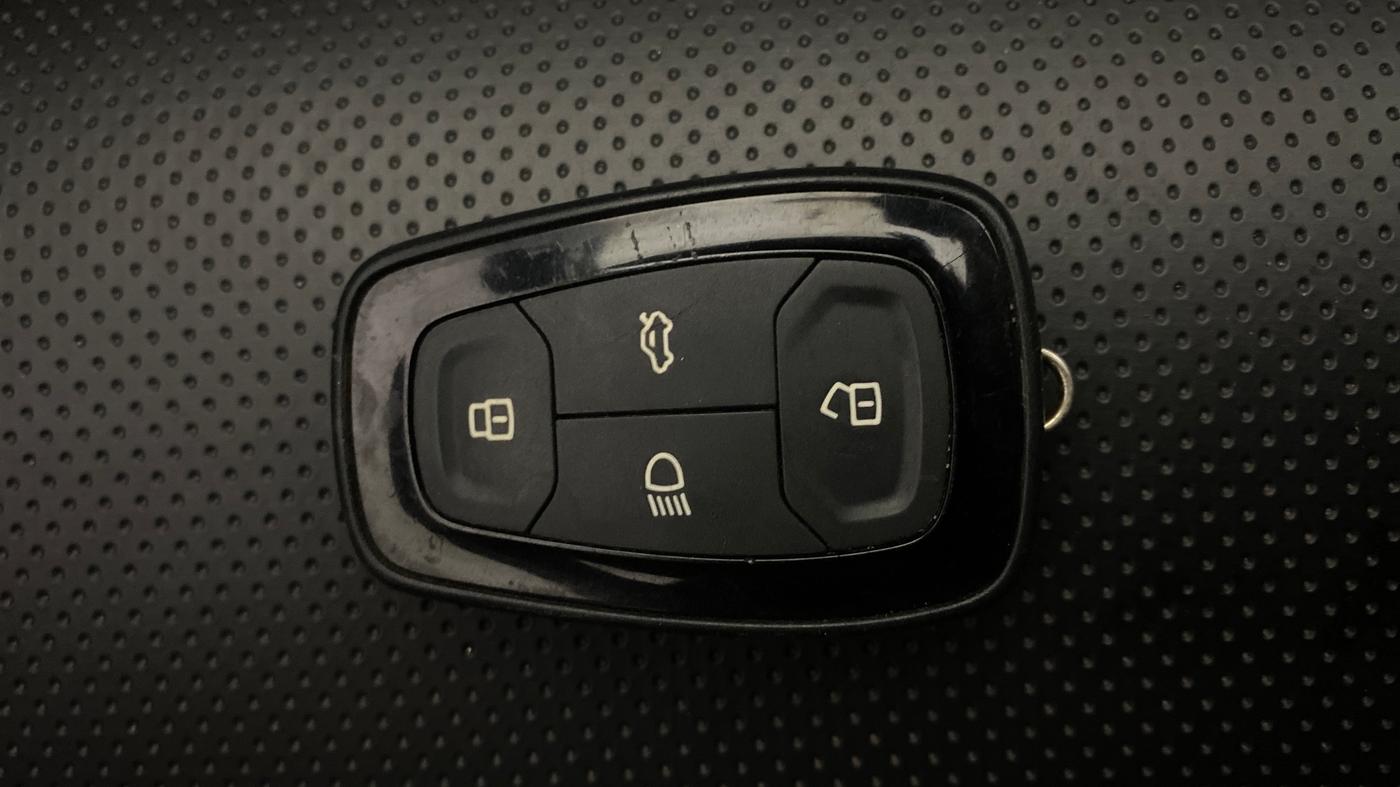 2024 Tata NEXON CREATIVE+ SUNROOF AMT DUAL TONE 1.2 PETROL, Petrol, Automatic, 15,620 km, Key Close Up