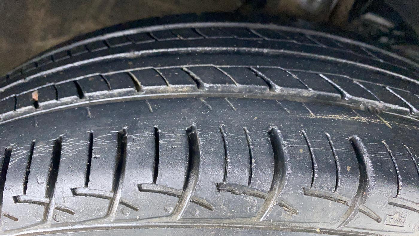 2017 Maruti Baleno DELTA PETROL 1.2, Petrol, Manual, 32,550 km, Right Front Tyre Tread