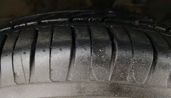 2010 Hyundai i10 MAGNA 1.2, Petrol, Manual, 44,459 km, Right Front Tyre Tread