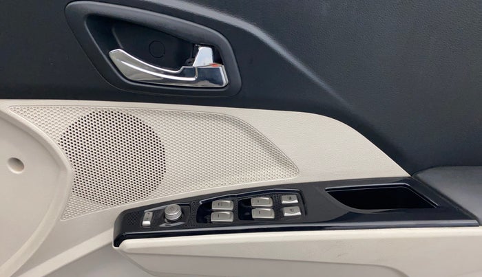 2019 Mahindra XUV300 W8 (O) 1.2 PETROL, Petrol, Manual, 36,315 km, Driver Side Door Panels Control