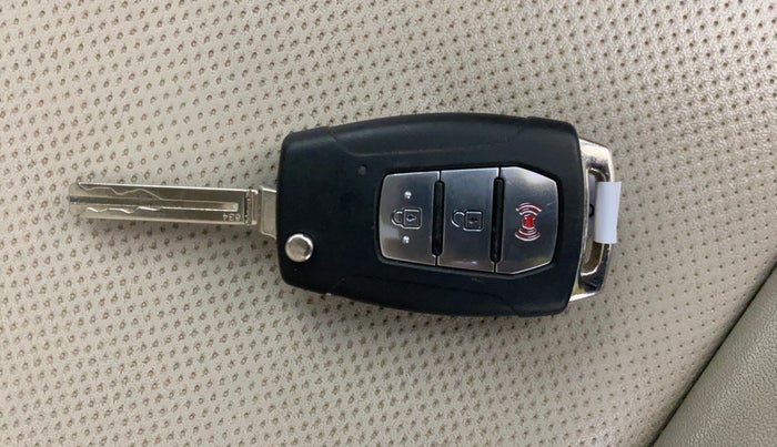 2019 Mahindra XUV300 W8 (O) 1.2 PETROL, Petrol, Manual, 36,315 km, Key Close Up