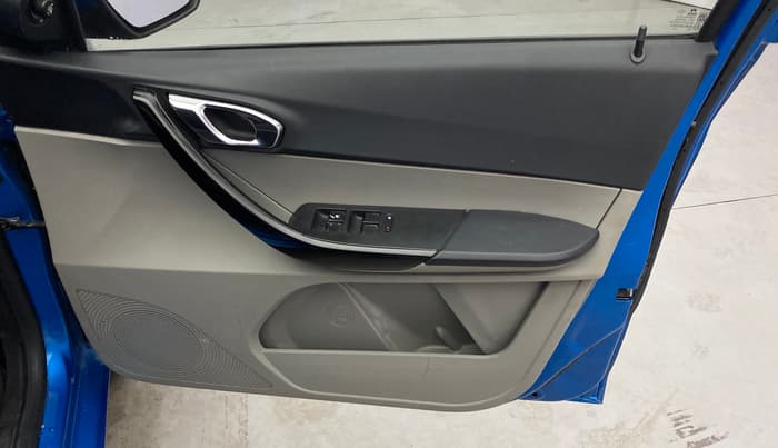 2019 Tata Tiago XZ PLUS PETROL, Petrol, Manual, 1,29,376 km, Driver Side Door Panels Control