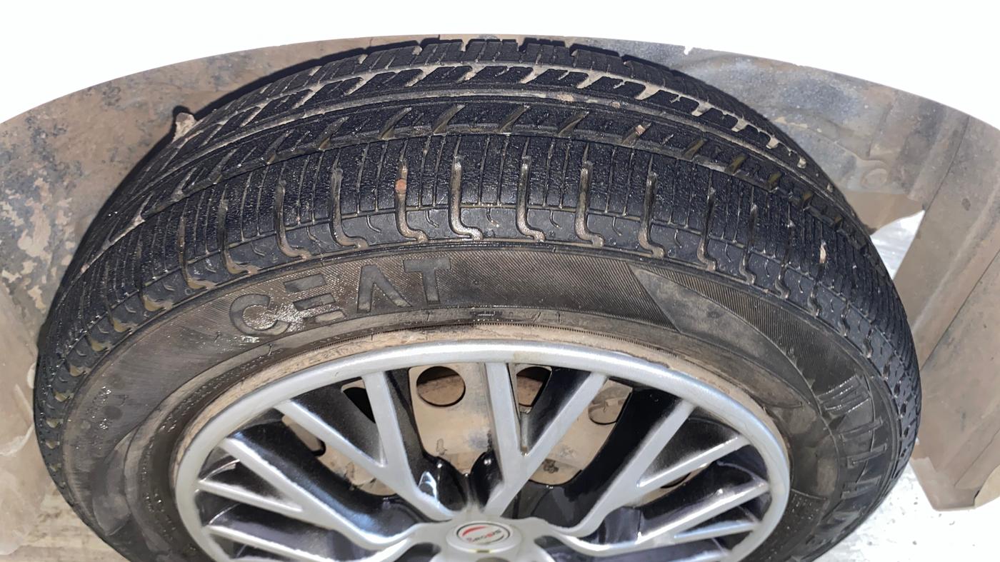 2016 Maruti Wagon R 1.0 VXI (O) AMT, Petrol, Automatic, 37,714 km, Right Front Tyre Tread