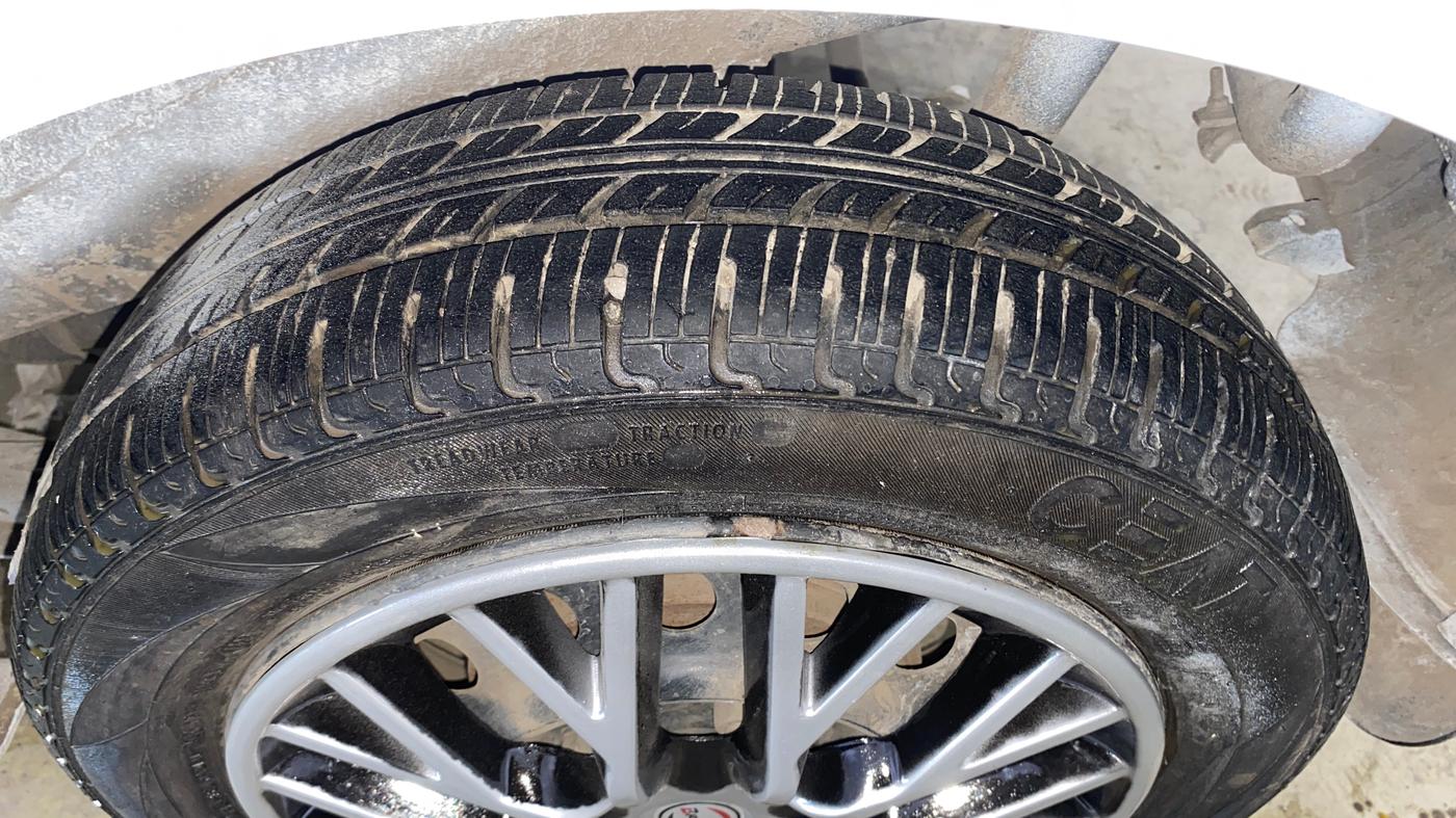 2016 Maruti Wagon R 1.0 VXI (O) AMT, Petrol, Automatic, 37,714 km, Left Rear Tyre Tread