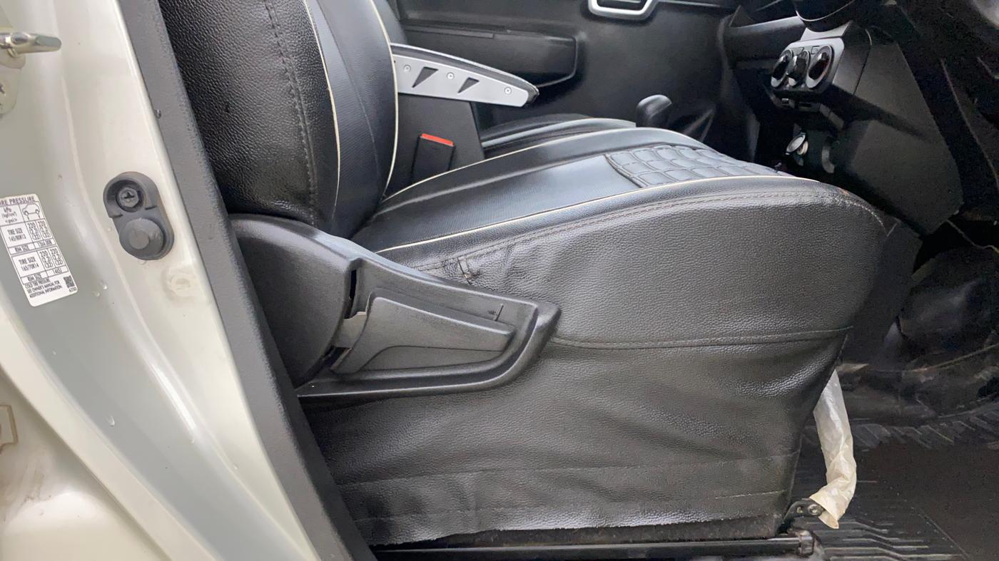 2019 Maruti S PRESSO VXI AMT, CNG, Automatic, 32,974 km, Driver Side Adjustment Panel