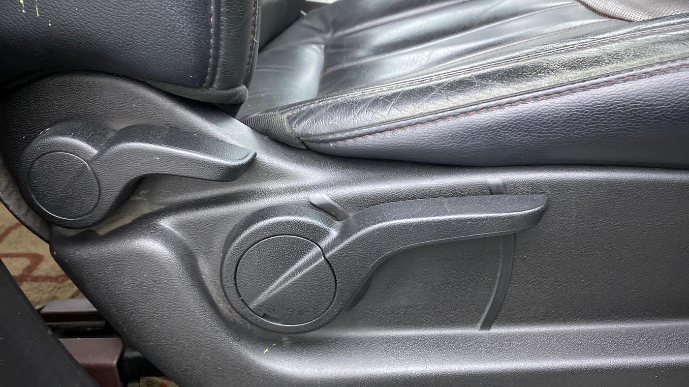 2015 Mahindra XUV500 W8 FWD, Diesel, Manual, 63,092 km, Driver Side Adjustment Panel