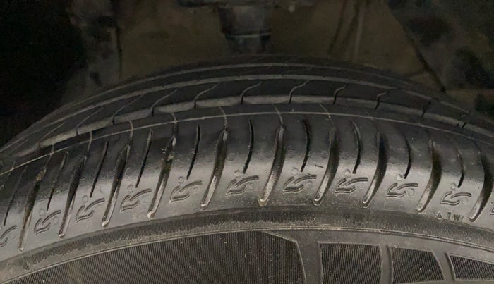 2016 Maruti Vitara Brezza ZDI PLUS, Diesel, Manual, 1,11,061 km, Right Front Tyre Tread