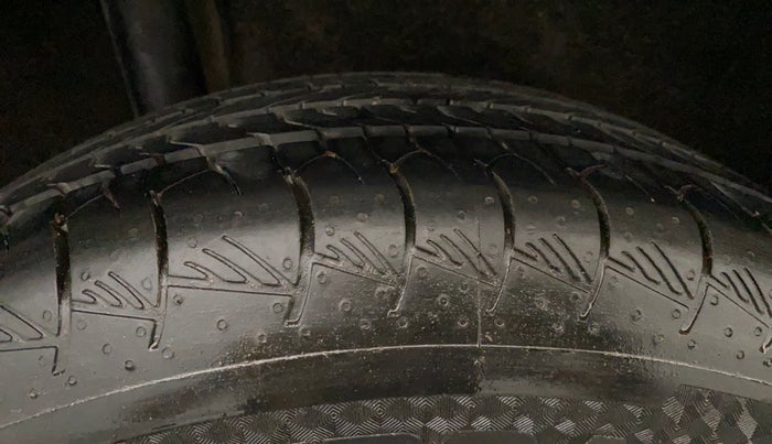 2016 Maruti Vitara Brezza ZDI PLUS, Diesel, Manual, 1,11,061 km, Right Rear Tyre Tread