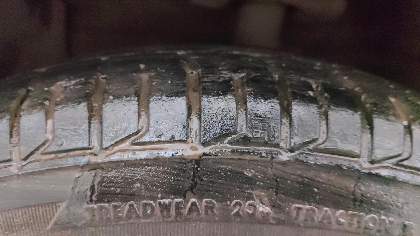 2013 Maruti Ertiga VXI, Petrol, Manual, 49,556 km, Left Front Tyre Tread