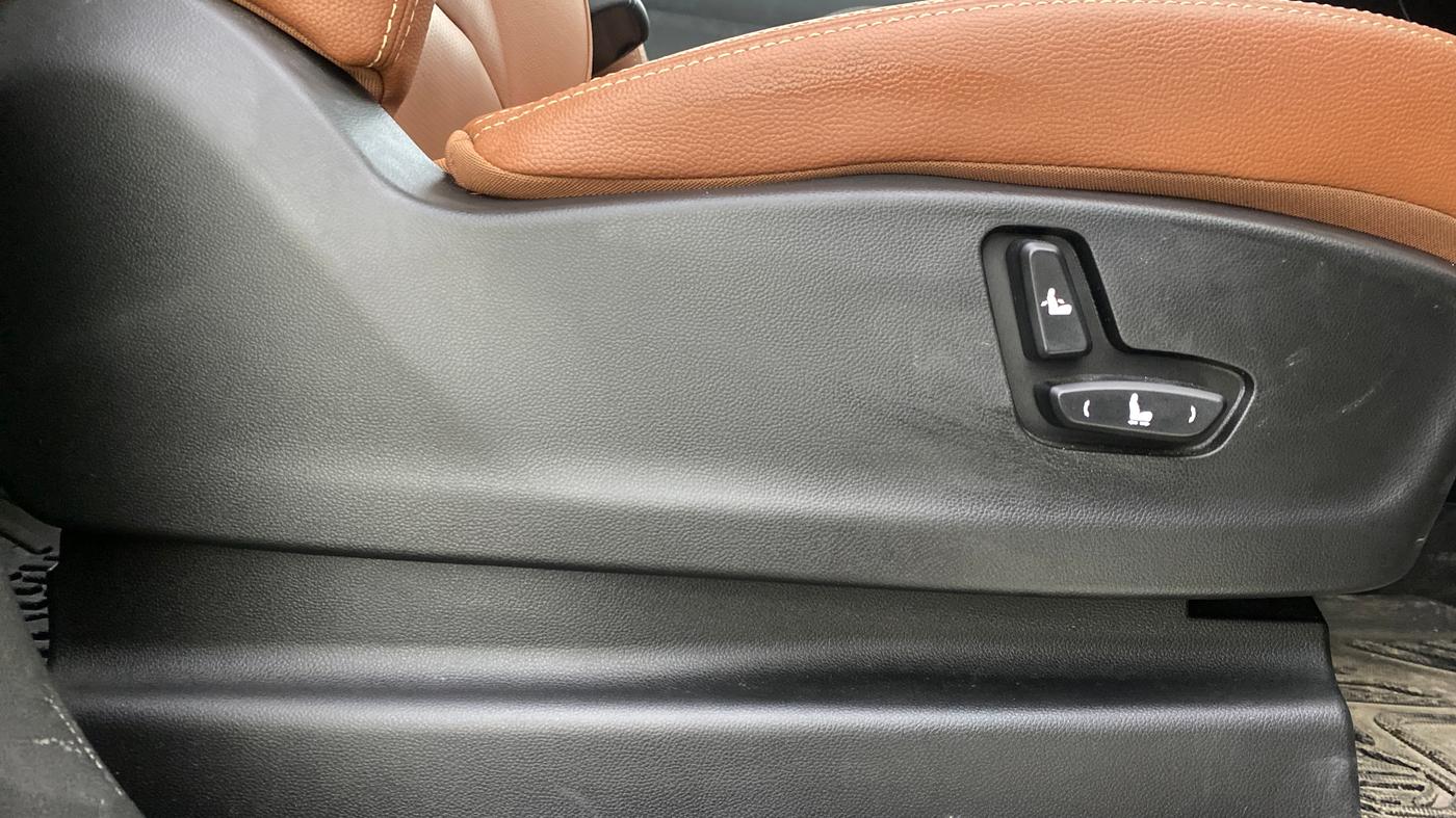 2022 MG HECTOR PLUS SHARP 1.5 PETROL TURBO HYBRID MT 6-STR, Petrol, Manual, 23,384 km, Driver Side Adjustment Panel