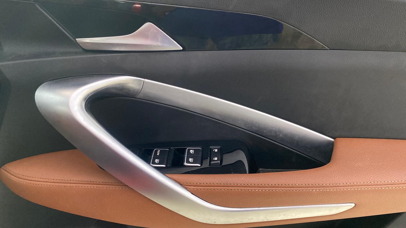 2022 MG HECTOR PLUS SHARP 1.5 PETROL TURBO HYBRID MT 6-STR, Petrol, Manual, 23,384 km, Driver Side Door Panels Control
