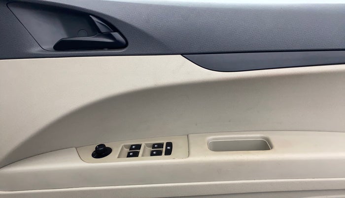2018 Mahindra MARAZZO M4 7 STR, Diesel, Manual, 57,225 km, Driver Side Door Panels Control