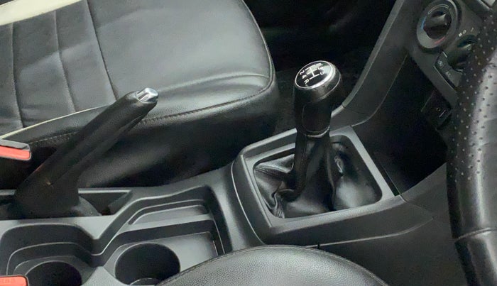 2018 Maruti Vitara Brezza VDI, Diesel, Manual, 99,561 km, Gear lever - Boot cover slightly torn