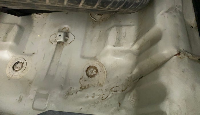 2018 Maruti Vitara Brezza VDI, Diesel, Manual, 99,561 km, Boot floor - Slight discoloration