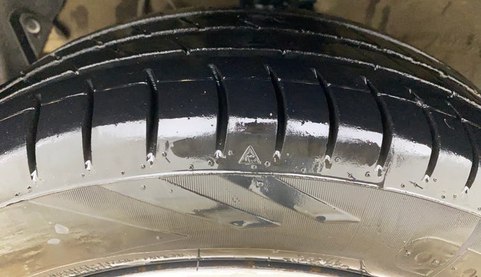 2017 Hyundai Grand i10 SPORTZ 1.2 KAPPA VTVT, CNG, Manual, 40,710 km, Left Front Tyre Tread