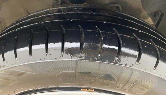 2017 Hyundai Grand i10 SPORTZ 1.2 KAPPA VTVT, CNG, Manual, 40,710 km, Right Front Tyre Tread