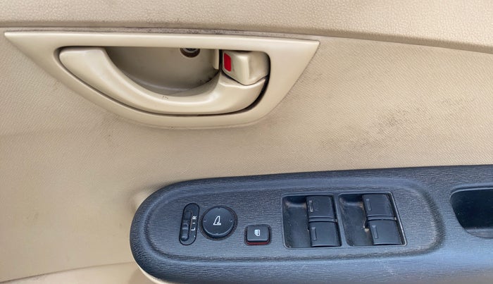 2014 Honda Amaze 1.2L I-VTEC S, Petrol, Manual, 70,390 km, Driver Side Door Panels Control