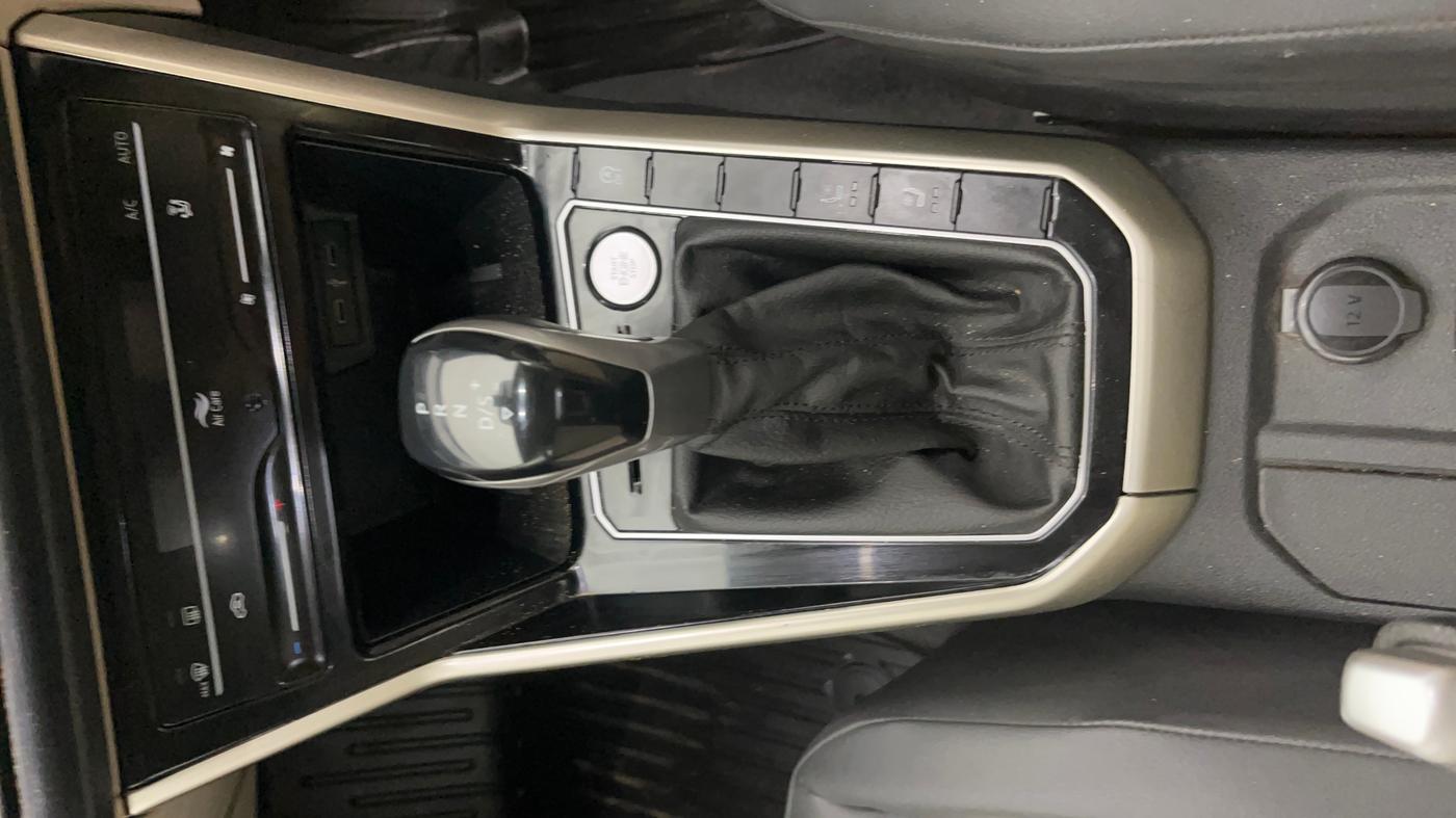 2023 Volkswagen VIRTUS TOPLINE TSI 1.0 AT, Petrol, Automatic, 46,529 km, Gear Lever