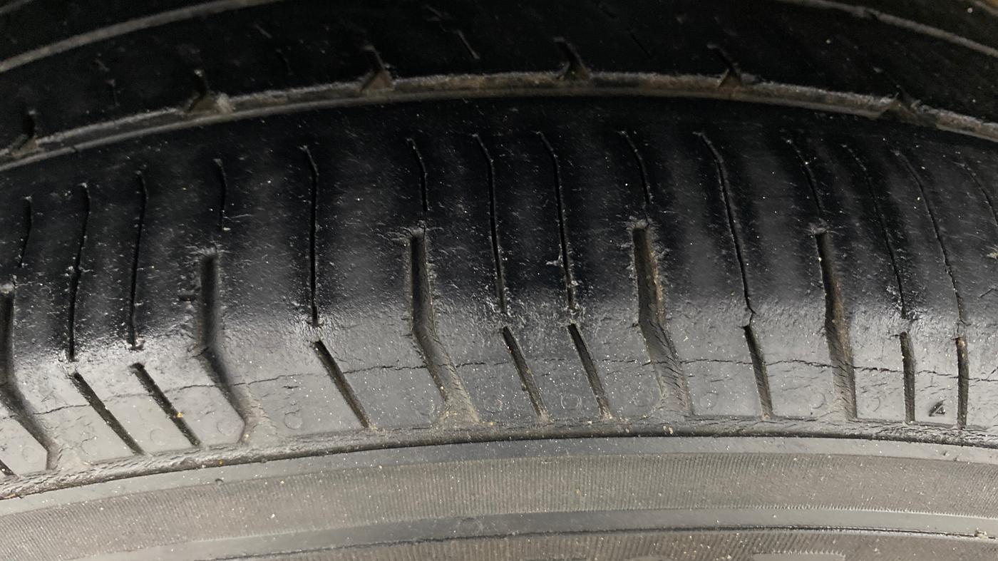 2019 Volkswagen Ameo TRENDLINE 1.0L, Petrol, Manual, 43,559 km, Left Front Tyre Tread