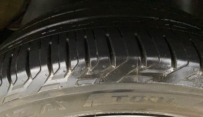 2021 Toyota Innova Crysta 2.7 ZX AT 7 STR, Petrol, Automatic, 59,450 km, Right Front Tyre Tread