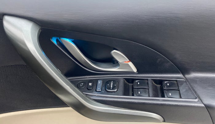 2017 Mahindra XUV500 W9 AT, Diesel, Automatic, 49,973 km, Driver Side Door Panels Control