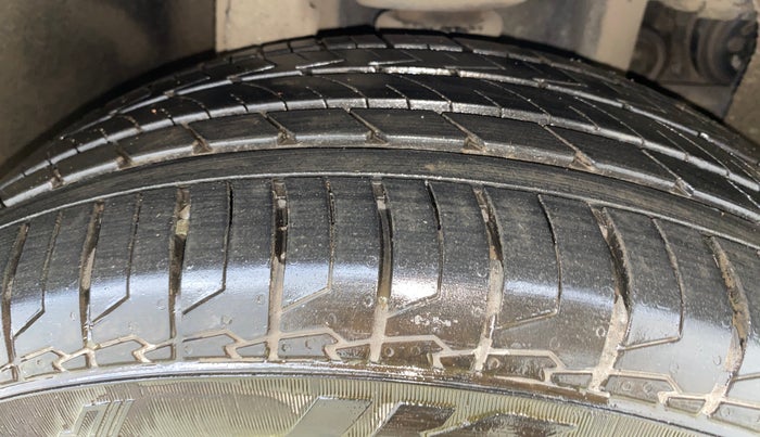 2021 Mahindra MARAZZO M 6 + 7 STR, Diesel, Manual, 15,831 km, Right Front Tyre Tread