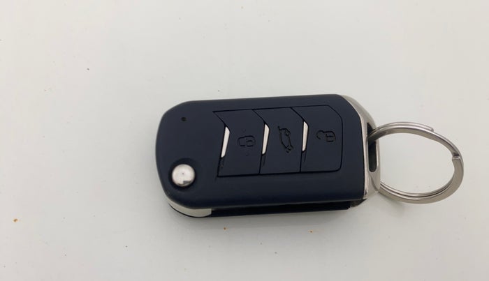 2022 Mahindra XUV300 W8 (O) 1.5 DIESEL, Diesel, Manual, 78,278 km, Key Close Up