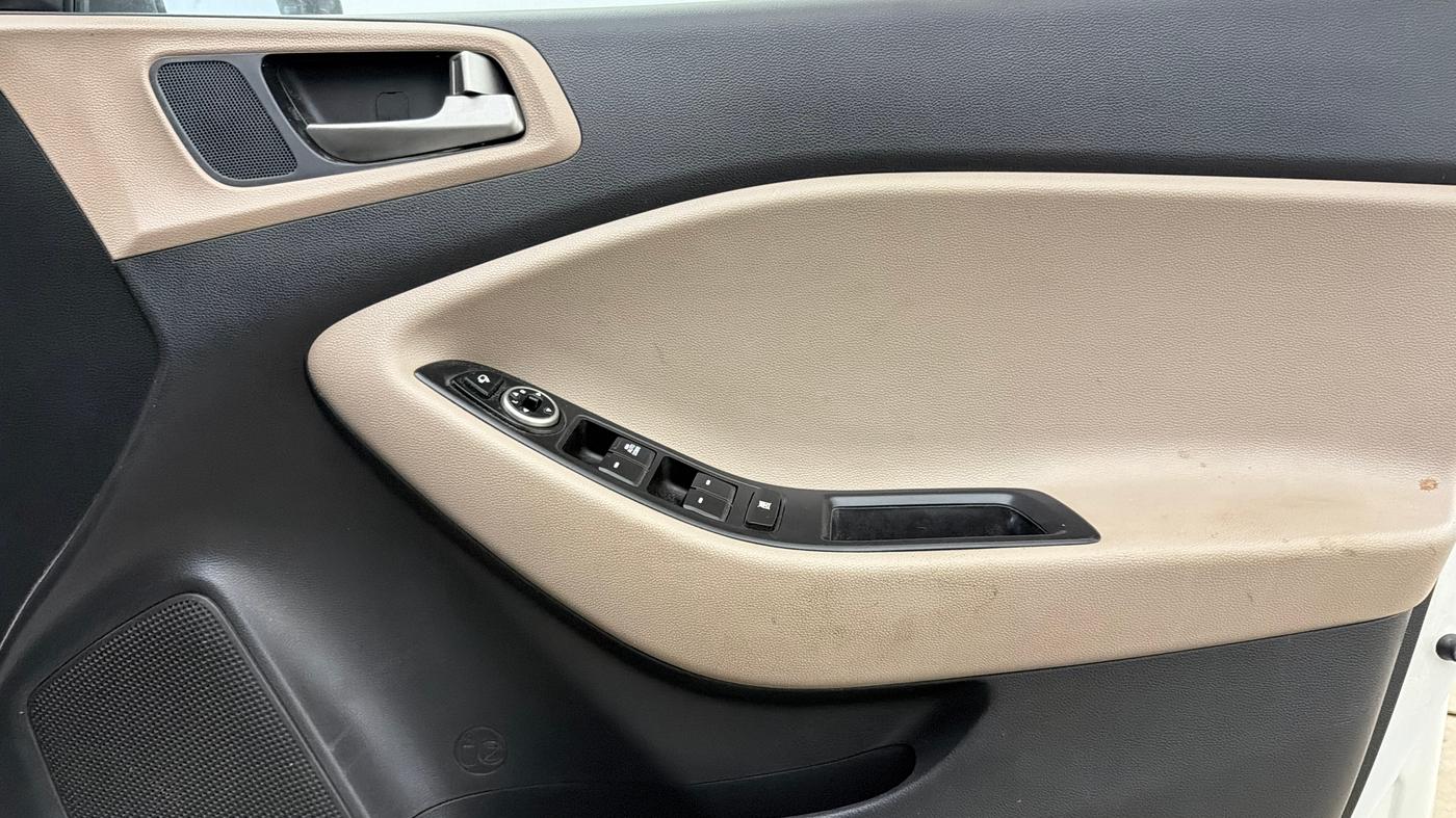 2015 Hyundai Elite i20 SPORTZ 1.2, Petrol, Manual, 80,038 km, Driver Side Door Panels Control