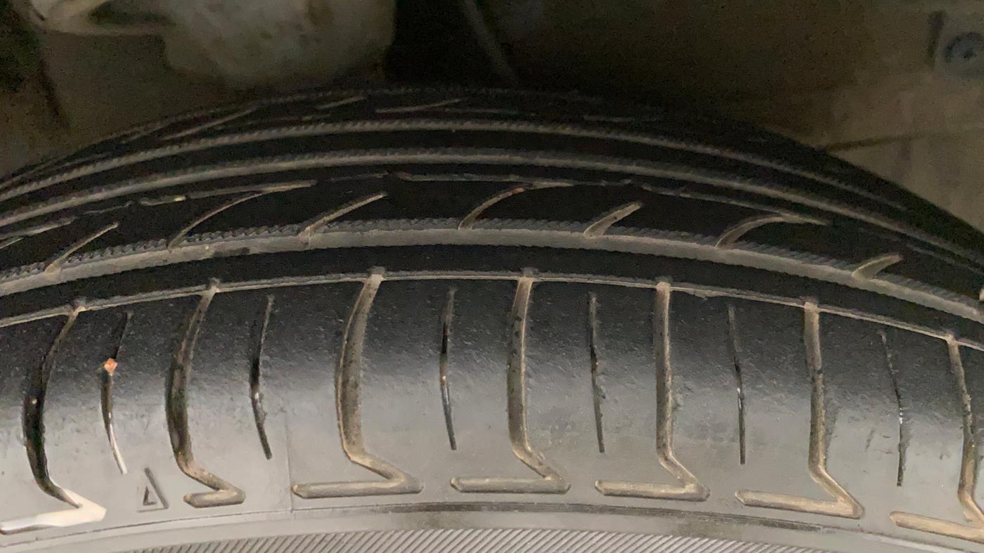 2011 Hyundai i10 SPORTZ 1.2 AT, Petrol, Automatic, 65,381 km, Right Front Tyre Tread