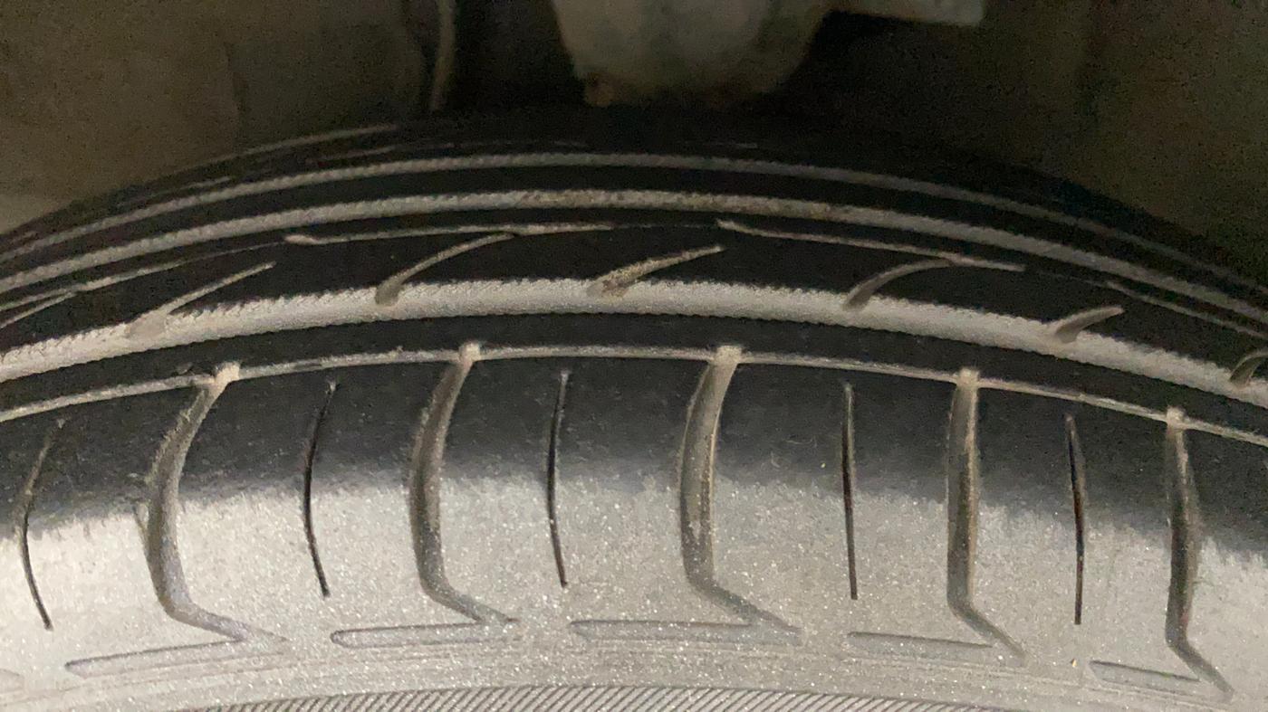 2011 Hyundai i10 SPORTZ 1.2 AT, Petrol, Automatic, 65,381 km, Left Front Tyre Tread