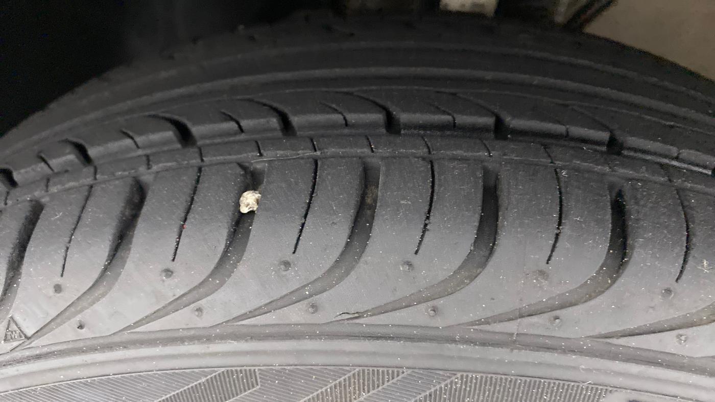 2019 Volkswagen Ameo Trendline 1.0, Petrol, Manual, 5,870 km, Left Front Tyre Tread