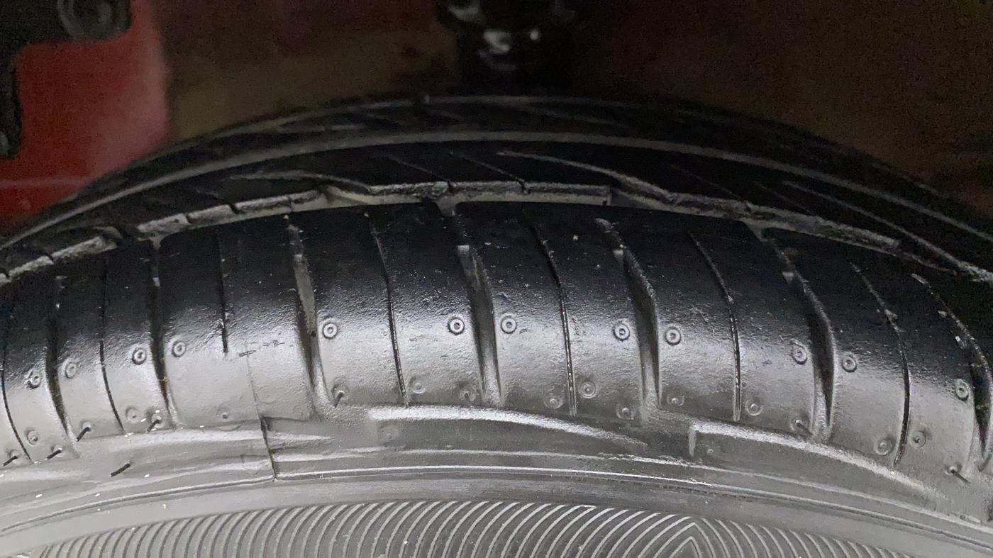 2012 Hyundai Eon ERA +, Petrol, Manual, 1,05,830 km, Left Front Tyre Tread