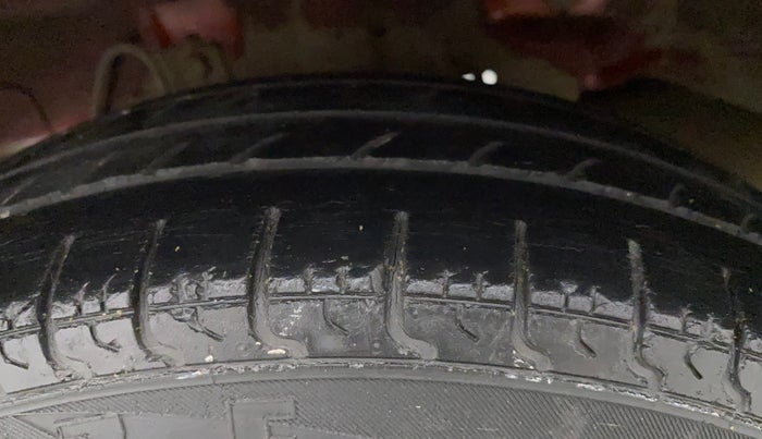 2012 Hyundai Eon ERA +, Petrol, Manual, 1,05,830 km, Right Rear Tyre Tread