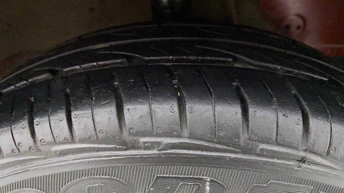2012 Hyundai Eon ERA +, Petrol, Manual, 1,05,830 km, Right Front Tyre Tread