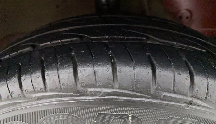 2012 Hyundai Eon ERA +, Petrol, Manual, 1,05,830 km, Right Front Tyre Tread