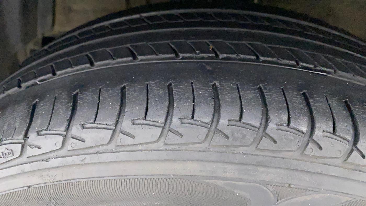 2013 Maruti Swift VXI, Petrol, Manual, 85,750 km, Left Front Tyre Tread