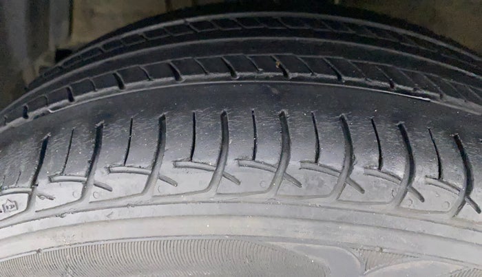 2013 Maruti Swift VXI, Petrol, Manual, 85,750 km, Left Front Tyre Tread