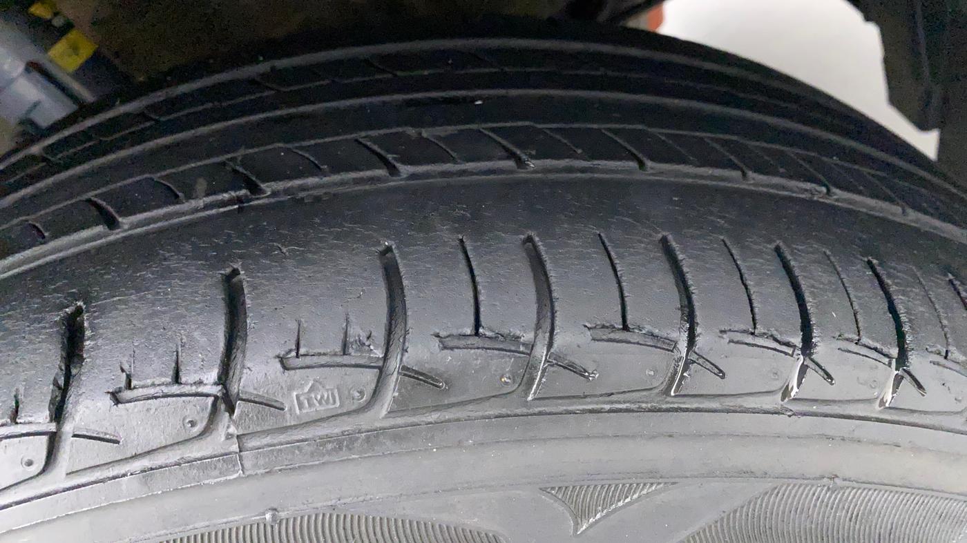 2013 Maruti Swift VXI, Petrol, Manual, 85,750 km, Right Front Tyre Tread