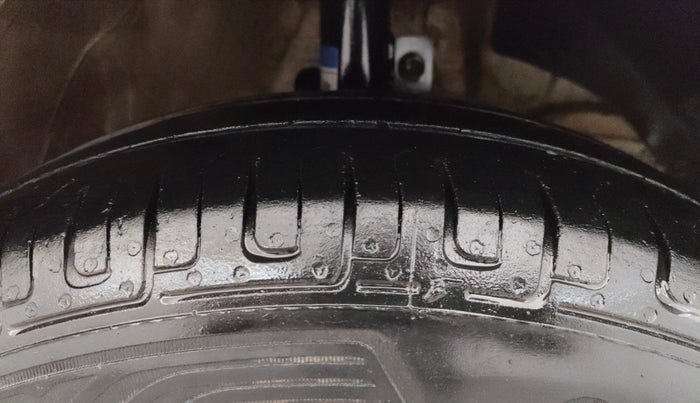 2019 Maruti Swift VXI, Petrol, Manual, 1,05,798 km, Right Front Tyre Tread