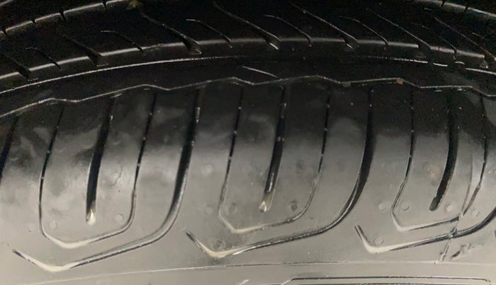 2014 Ford Ecosport TITANIUM 1.5L PETROL, Petrol, Manual, 1,18,961 km, Right Rear Tyre Tread