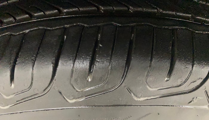 2014 Ford Ecosport TITANIUM 1.5L PETROL, Petrol, Manual, 1,18,961 km, Left Front Tyre Tread