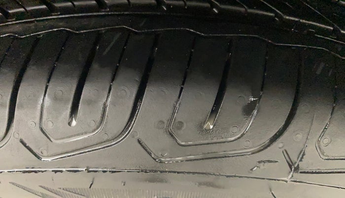 2014 Ford Ecosport TITANIUM 1.5L PETROL, Petrol, Manual, 1,18,961 km, Left Rear Tyre Tread