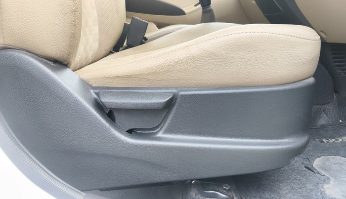 2018 Hyundai Eon MAGNA +, Petrol, Manual, 53,187 km, Driver Side Adjustment Panel