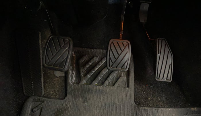2022 Maruti XL6 ALPHA PLUS MT, Petrol, Manual, 29,112 km, Pedals